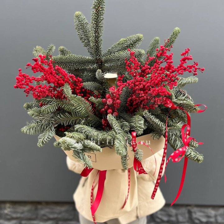 Букет нобилиса и ягод в Санкт-Петербурге