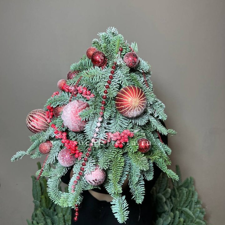 Ёлка красная в Санкт-Петербурге