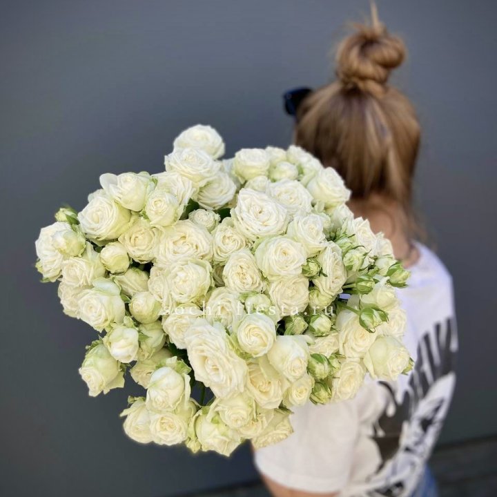 Охапка кустовых роз бомбастик  в Санкт-Петербурге