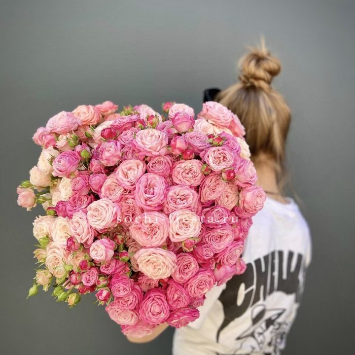Охапка кустовых роз бомбастик пинк в Санкт-Петербурге