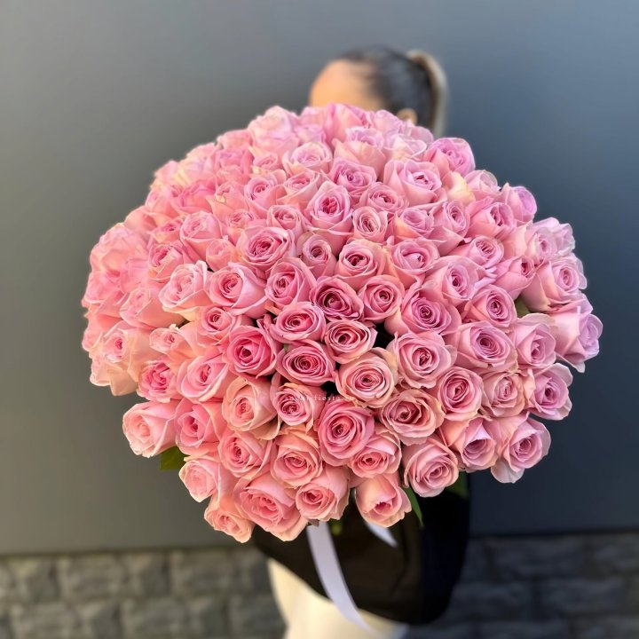 Охапка из 101 розовой розы в Санкт-Петербурге