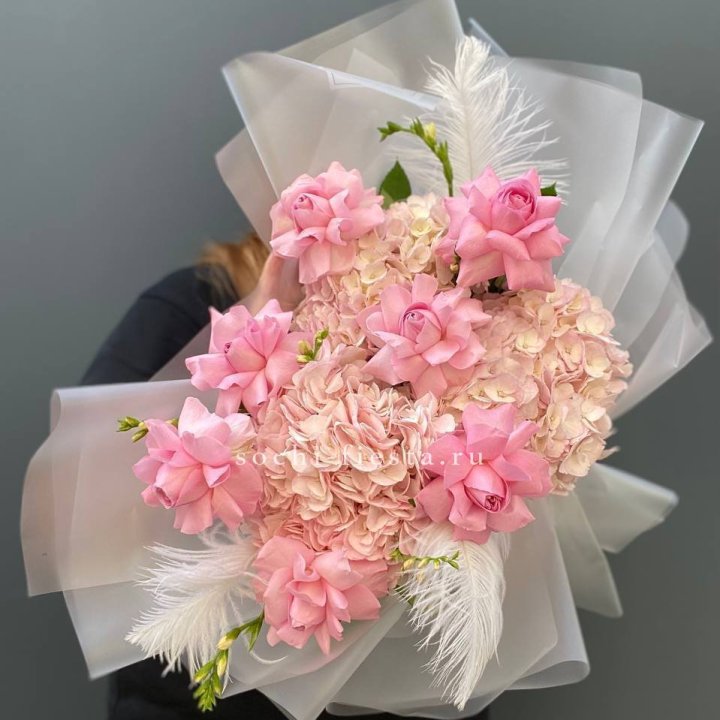  Букет  из гортензий и розовых роз в Санкт-Петербурге
