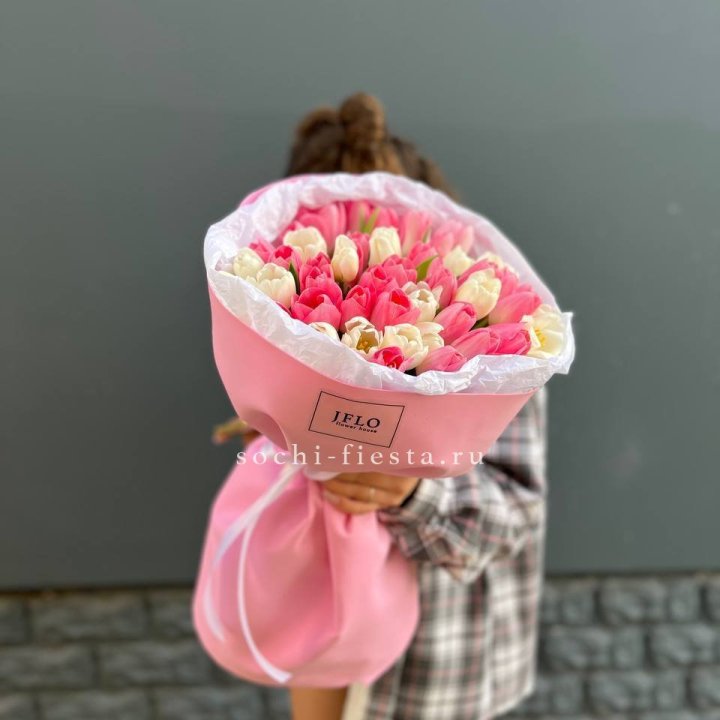 51 бело-розовый тюльпан в Санкт-Петербурге