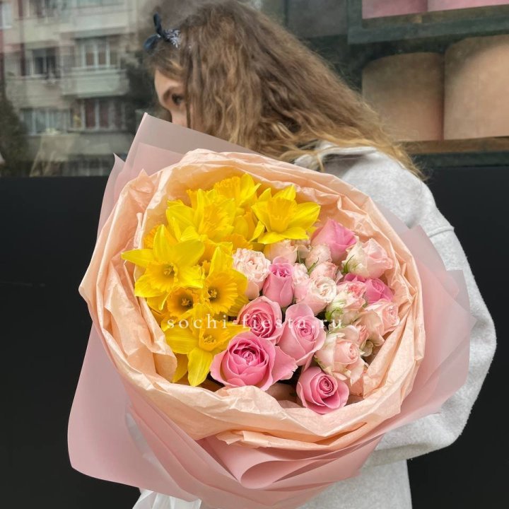 Букет роз и нарциссов в Санкт-Петербурге