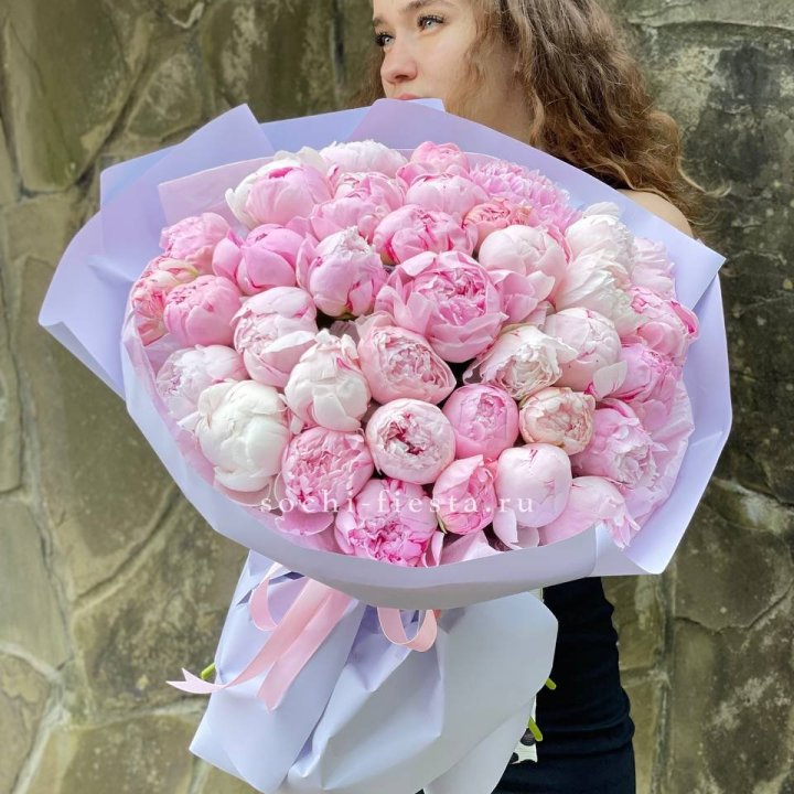 39 нежных пионов в Санкт-Петербурге