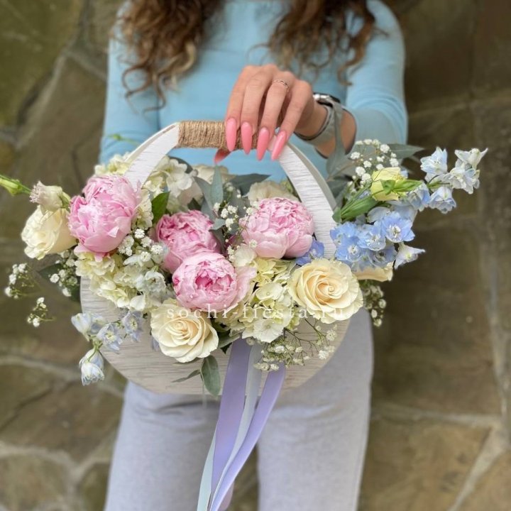 Ящик с пионами в Санкт-Петербурге