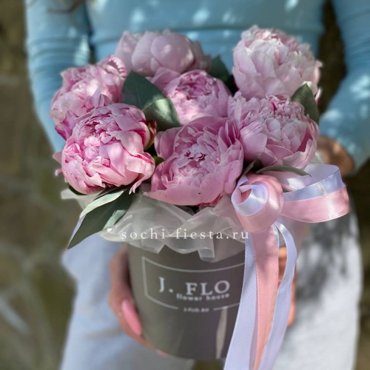 Цилиндр пионов с эвкалиптом в Санкт-Петербурге