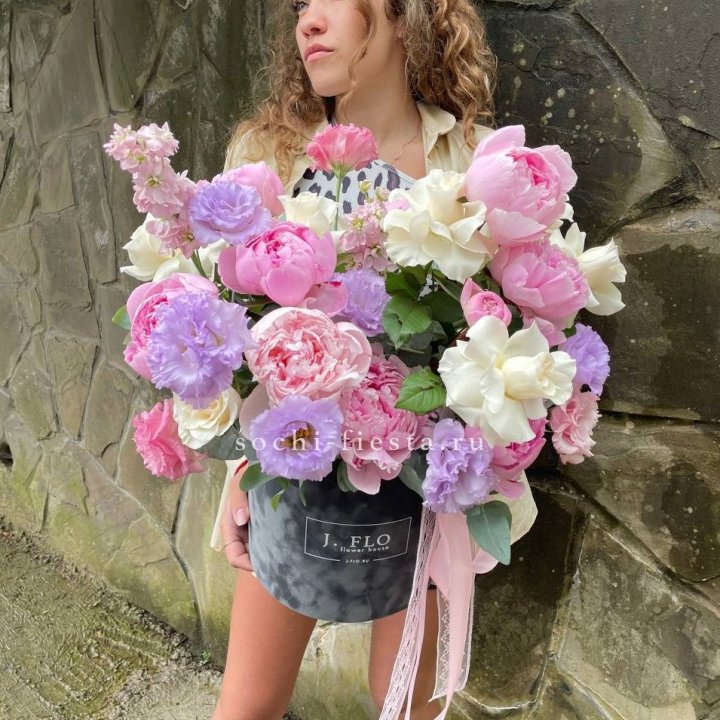 Дизайнерский цилиндр с пионами в Санкт-Петербурге