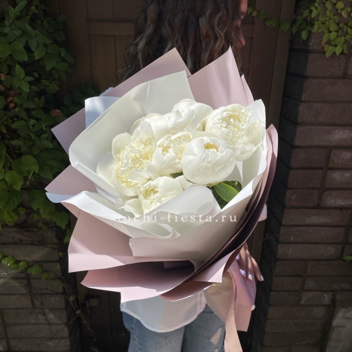 9 белоснежных пионов в Санкт-Петербурге