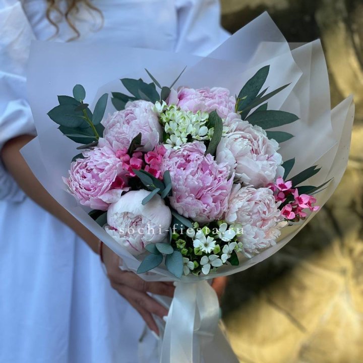 7 зефирных пионов с эвкалиптом в Санкт-Петербурге