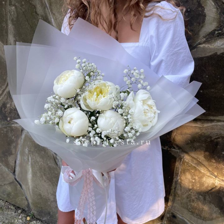 Букет белых пионов "Файв" в Санкт-Петербурге