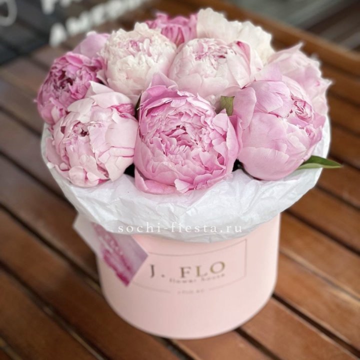 Цилиндр с пионами "Лилу" в Санкт-Петербурге