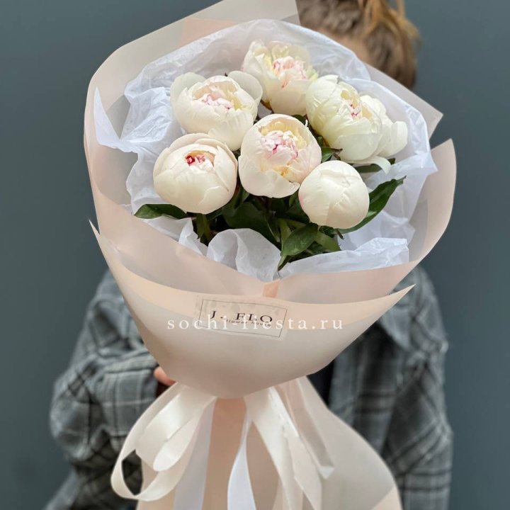 Букет белых пионов в Санкт-Петербурге
