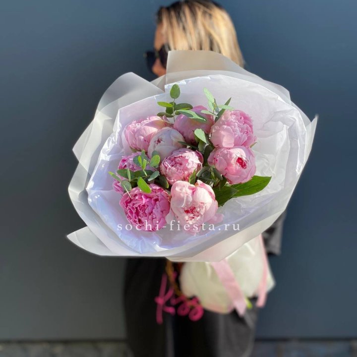 9 пионов с эвкалиптом в Санкт-Петербурге