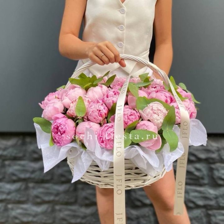 29 пионов в корзине в Санкт-Петербурге