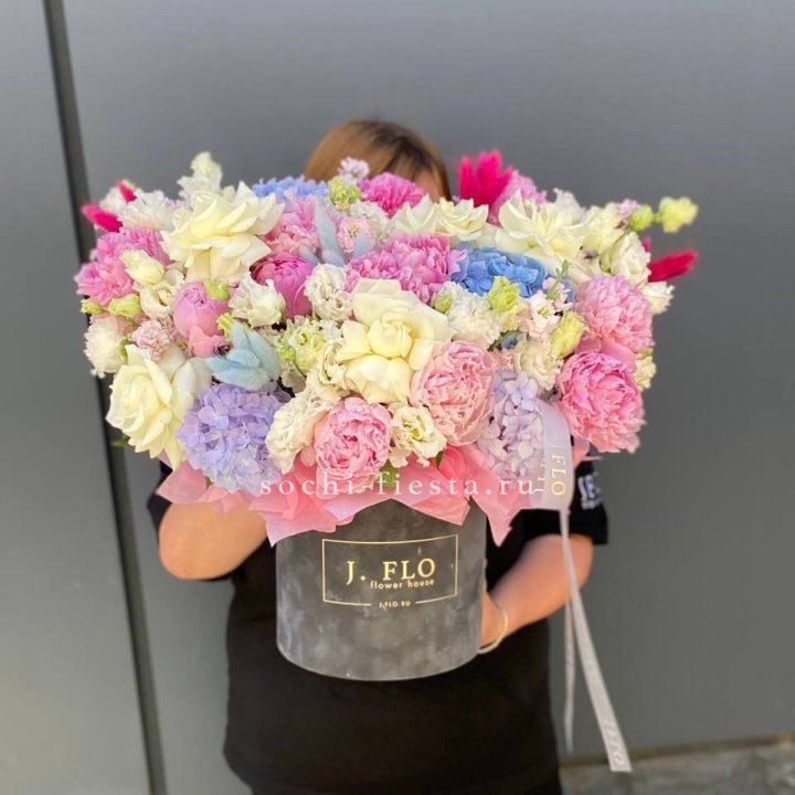 Цилиндр с пионами "Аса" в Санкт-Петербурге