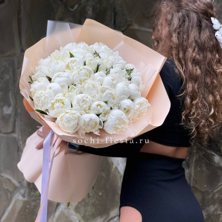 35 белых пион в Санкт-Петербурге