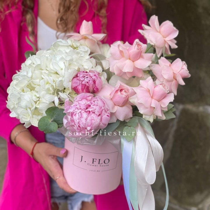 Цилиндр с пионами "Алисия" в Санкт-Петербурге