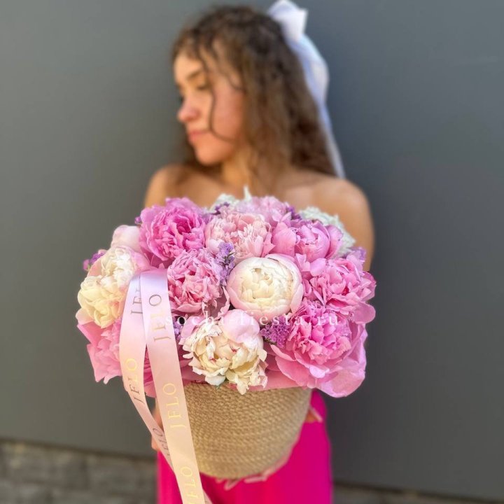 15 пионов в джутовом кашпо в Санкт-Петербурге