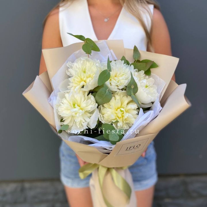 Букет белых пионов в Санкт-Петербурге