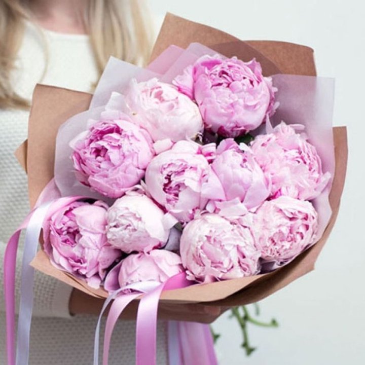 11 нежных пионов в Санкт-Петербурге