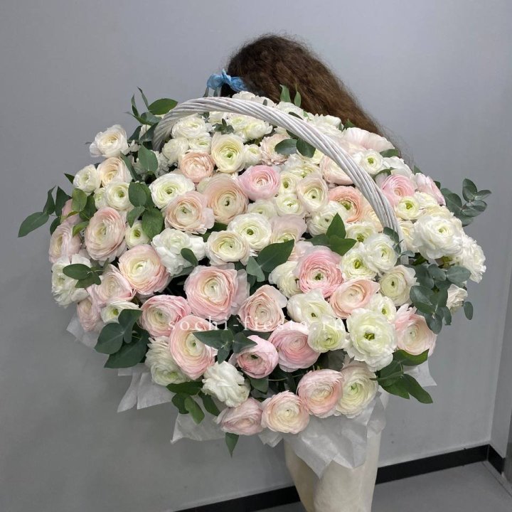 Ранункулюсы в корзине в Санкт-Петербурге