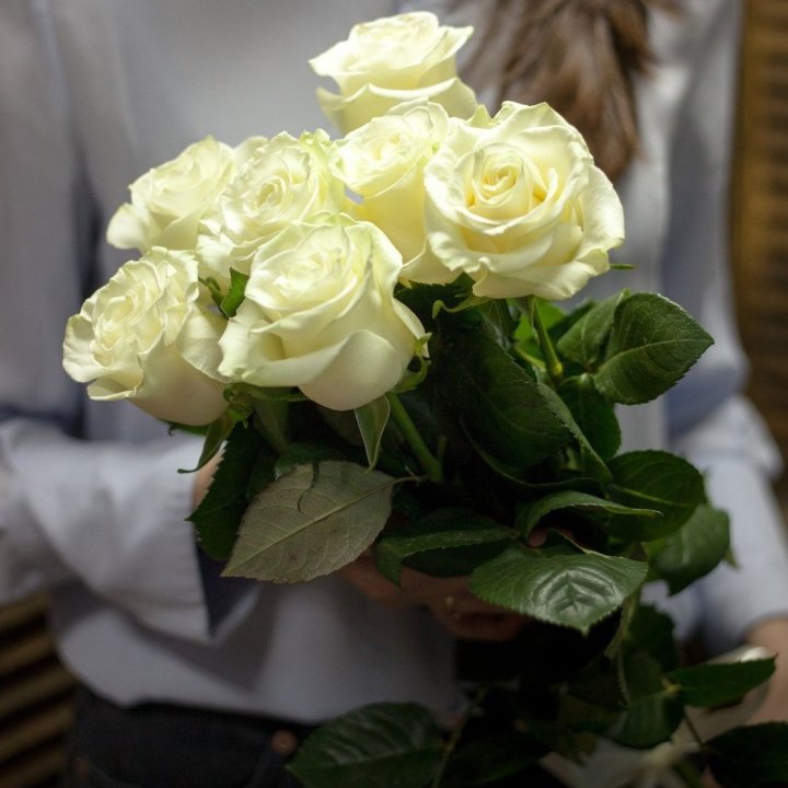 7 белых роз в Санкт-Петербурге