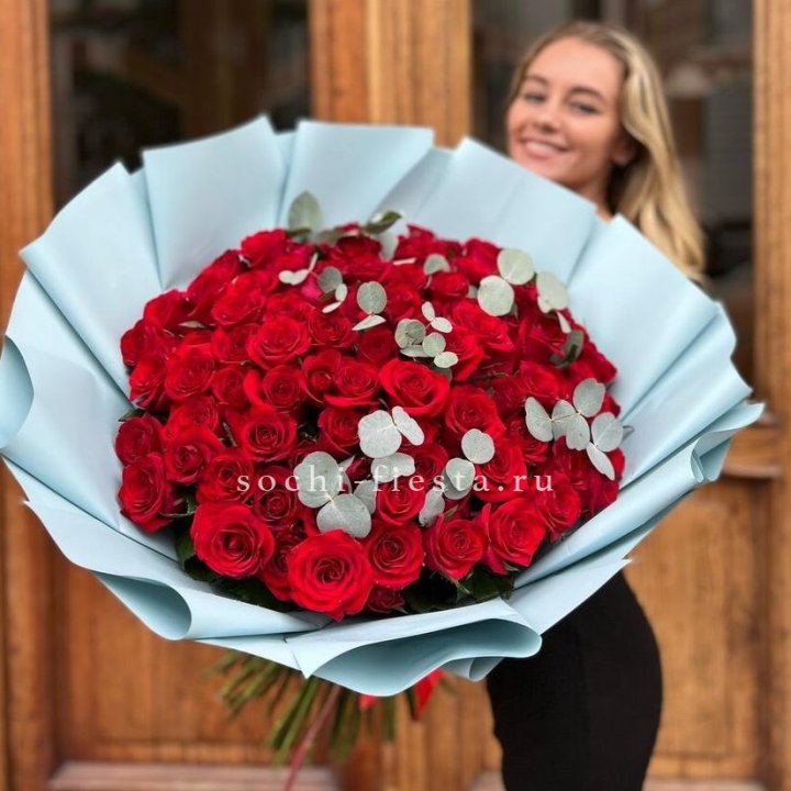 101 красная роза с эвкалиптом в Санкт-Петербурге