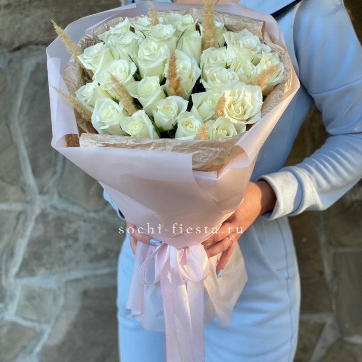 25 белых роз с сухоцветами в Санкт-Петербурге