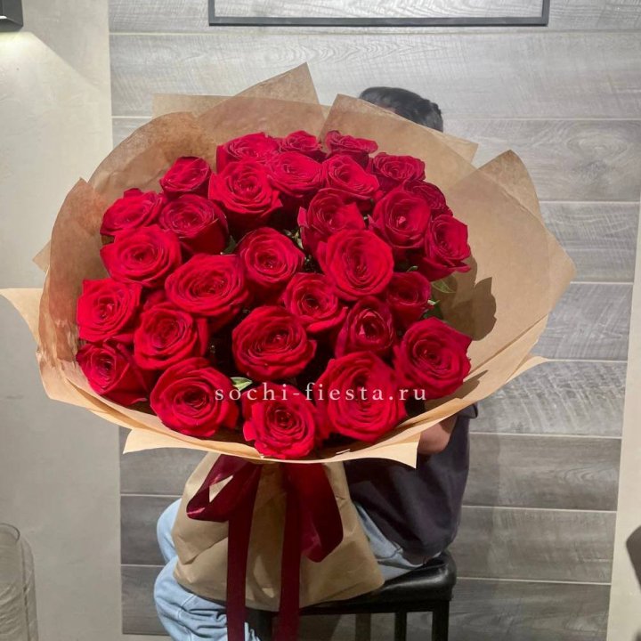 37 красных роз в крафте в Санкт-Петербурге