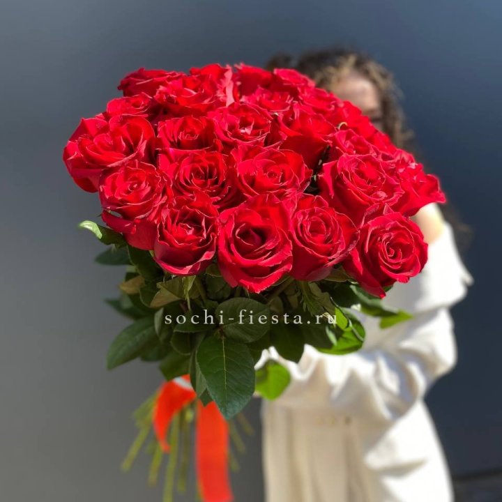 25 высоких красных роз в Санкт-Петербурге