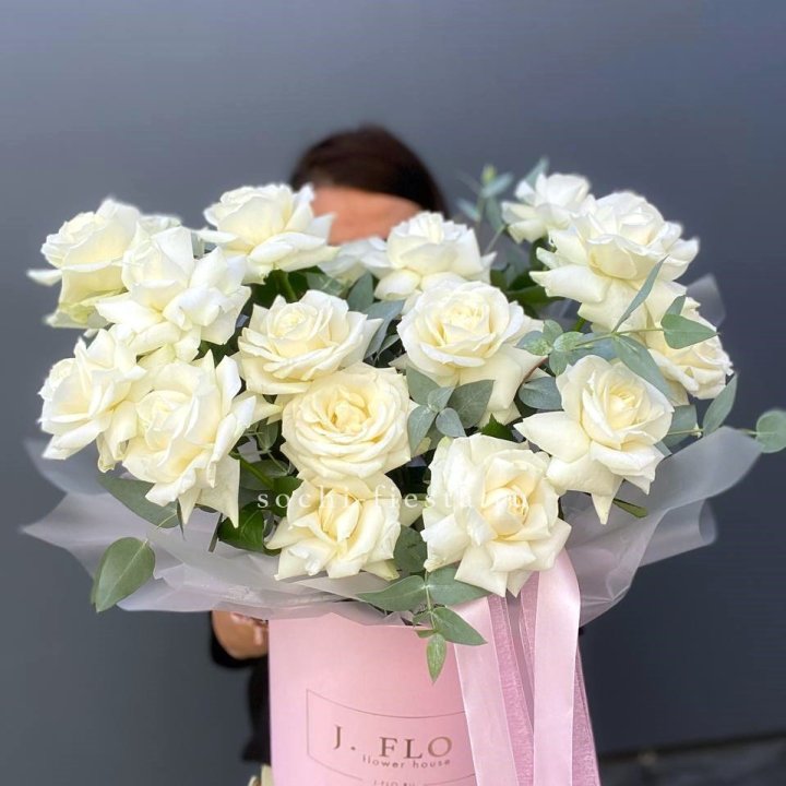 17 Французских белых роз в боксе в Санкт-Петербурге