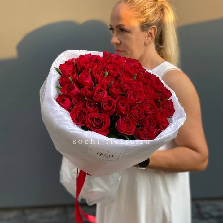 51 роза мадам ред в нежном оформлении с доставкой в Санкт-Петербурге