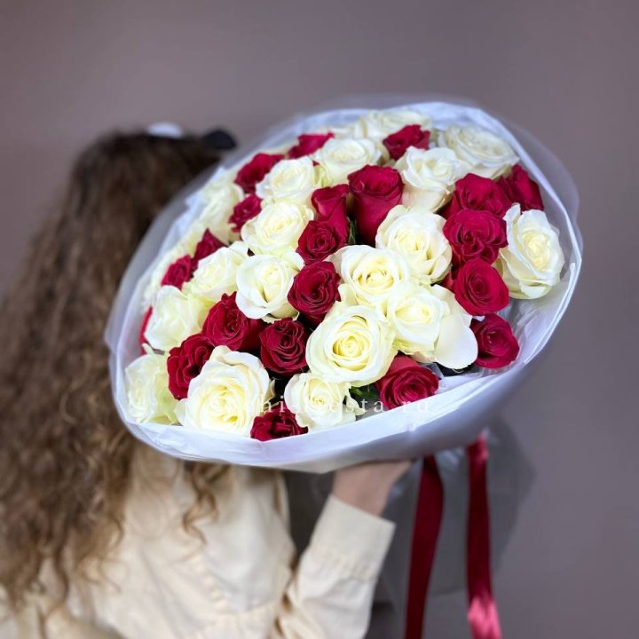 Букет из красных белых 45 роз в Санкт-Петербурге