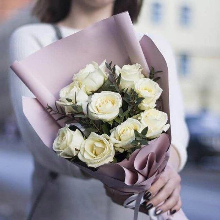 9 белых  роз "Минт" в Санкт-Петербурге