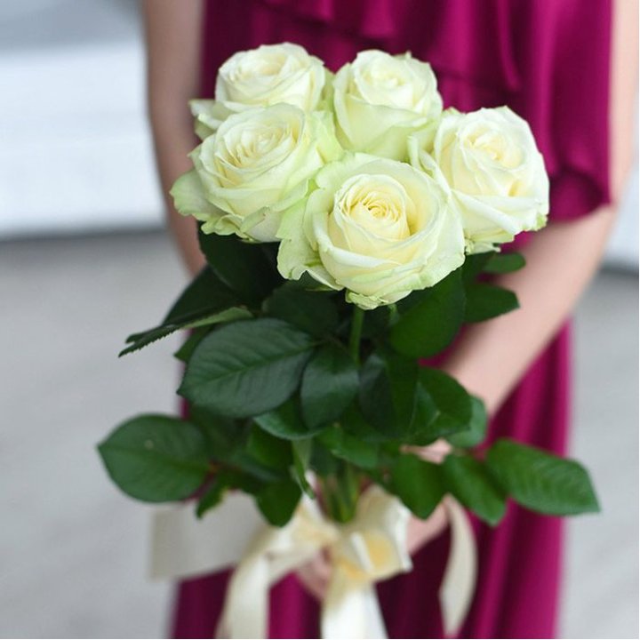 5 белых роз в Санкт-Петербурге