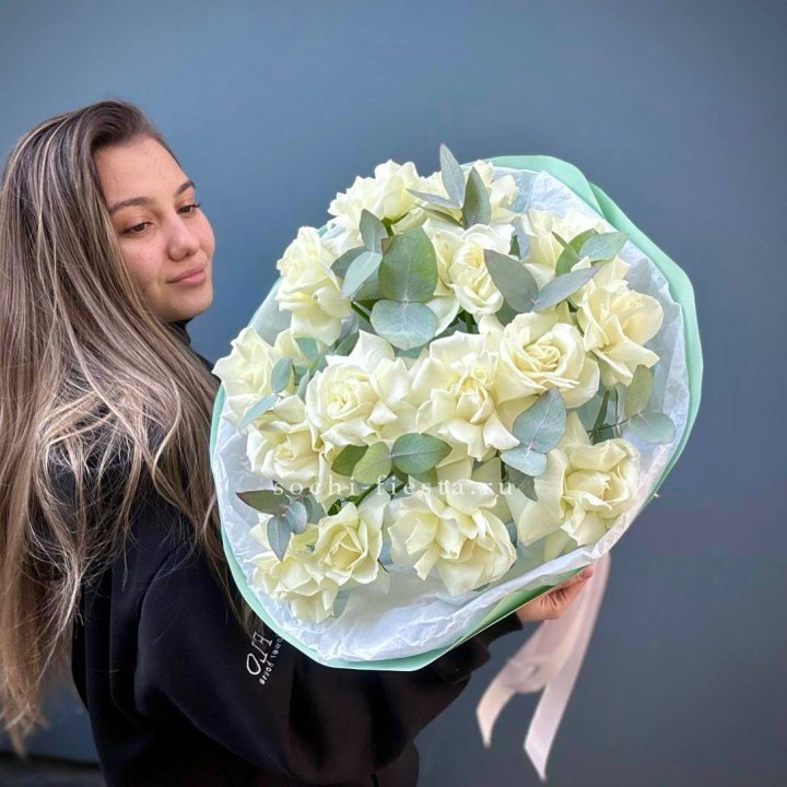 15 Белых французских роз "Ноте бьянка" в Санкт-Петербурге