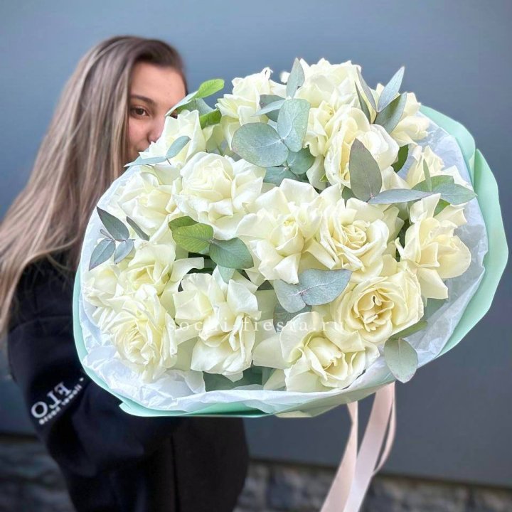 19 Белых французских роз "Ноте бьянке" в Санкт-Петербурге