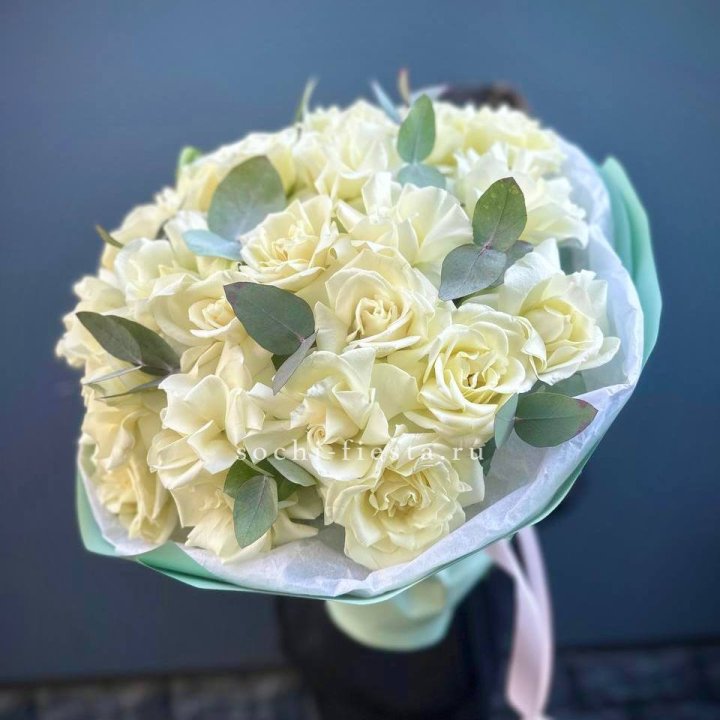 25 Белых французских роз "Ноте бьянка" в Санкт-Петербурге