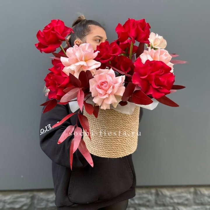 15 Французских роз в джутовом кашпо в Санкт-Петербурге