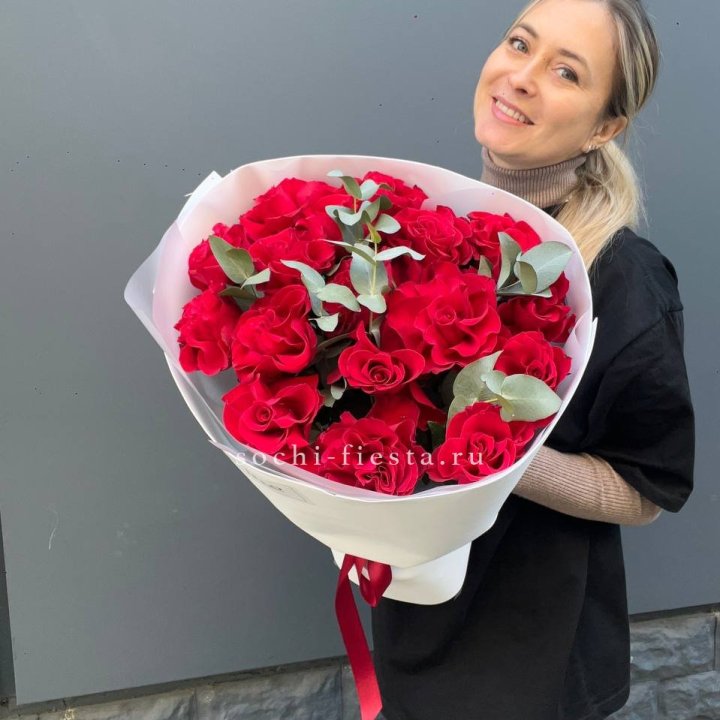 17 Красных французских роз в Санкт-Петербурге