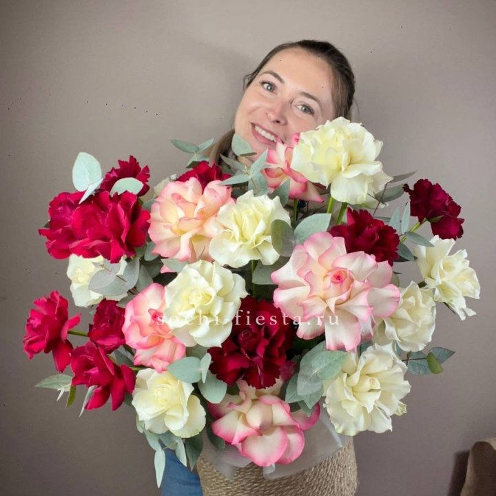 35 французских роз микс в джутовом боксе в Санкт-Петербурге