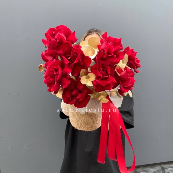 Красные французские розы в джутовом кашпо в Санкт-Петербурге