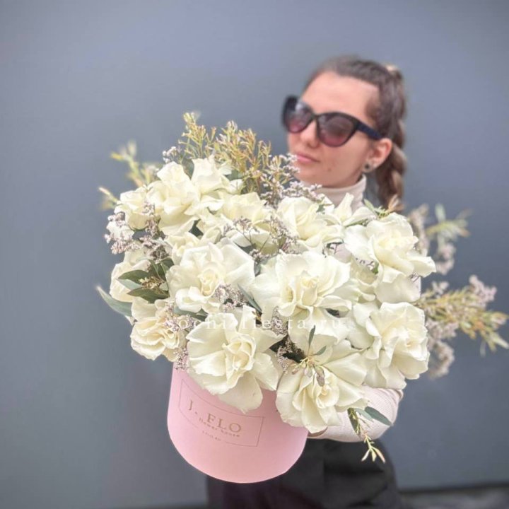 17 Французских белых роз в коробке Афина в Санкт-Петербурге