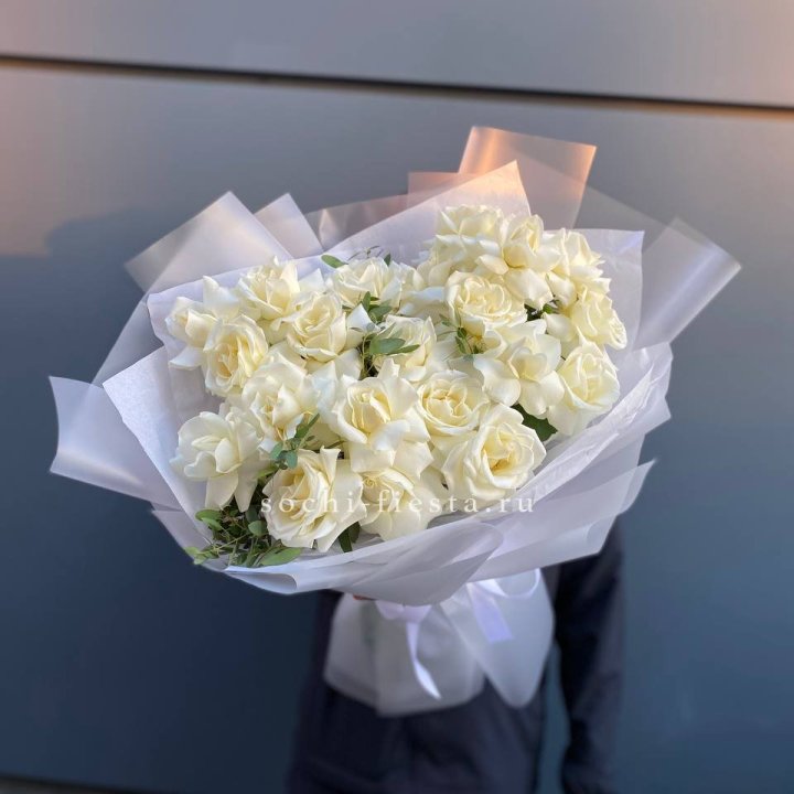 Пышный букет из белых роз в Санкт-Петербурге
