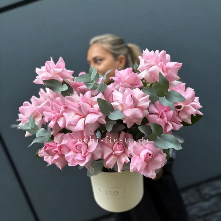 17 Розовых французских роз в боксе в Санкт-Петербурге