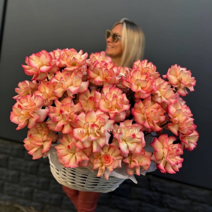 45 французских роз Джумилия в корзине в Санкт-Петербурге