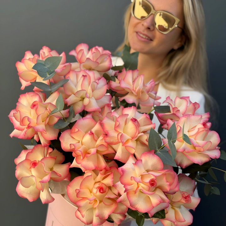 15 французских  роз Джумилия в боксе с доставкой в Санкт-Петербурге