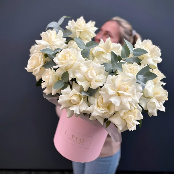 25 Французских белых роз в боксе в Санкт-Петербурге