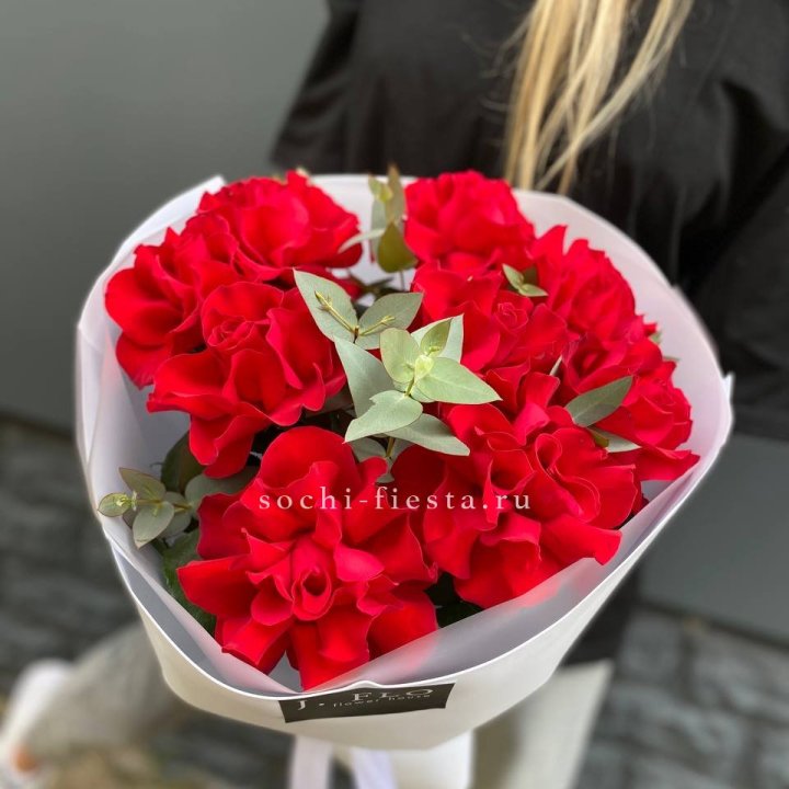 9 Красных французских роз с доставкой в Санкт-Петербурге